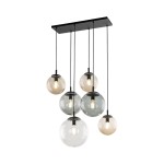 Lampa wisząca Esme z sześcioma kloszami w kształcie kul, wykonana z przezroczystego szkła w różnych kolorach, zawieszona na czarnej płytce sufitowej. Klosze mają różne odcienie, w tym przezroczysty, szary i brązowy.