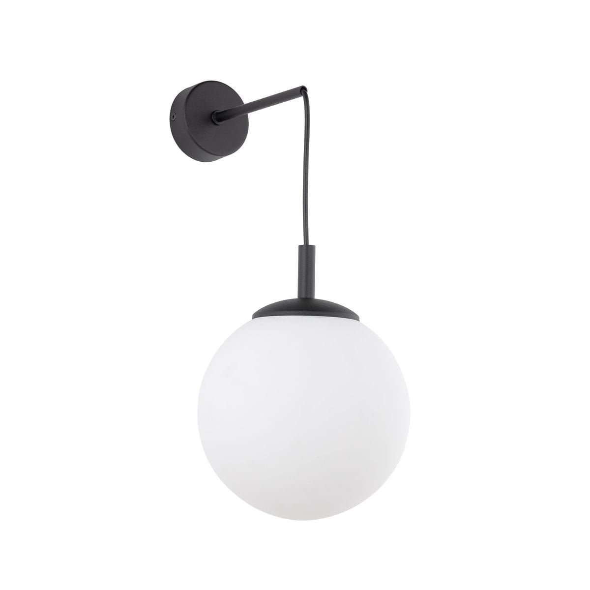 Kinkiet Esme z czarnym mocowaniem i białą, okrągłą kulą ze szkła. Lampa zwisa na cienkim, czarnym przewodzie. Prosty, nowoczesny design, idealny do różnych wnętrz.