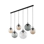 Lampa wisząca Esme z sześcioma kloszami E27 w różnych kolorach (przezroczystym, szarym i beżowym) zawieszona na czarnej belce. Klosze mają okrągły kształt i są zawieszone na cienkich czarnych linkach.