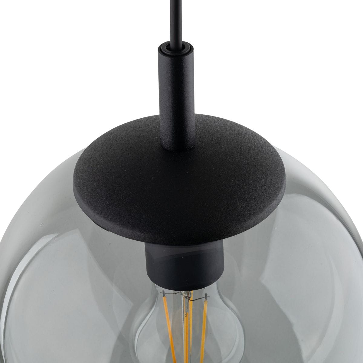 Lampa wisząca Esme D25 z czarnym metalowym mocowaniem i szklanym kloszem w odcieniu grafitowym. Widoczny gwint E27 oraz elementy żarówki. Ujęcie z góry, ukazujące detal konstrukcji i materiałów.