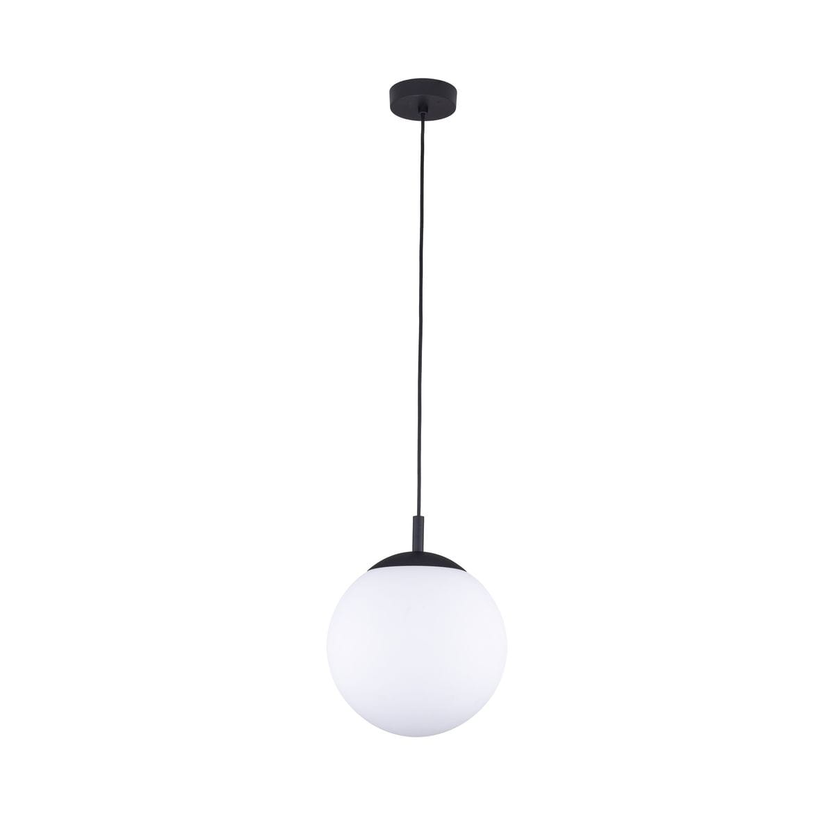 Lampa wisząca Esme D25 z oprawą w kolorze czarnym i białym. Okrągła, matowa kula z białego szkła zawieszona na cienkim czarnym przewodzie. Ujęcie frontalne, lampa wisi na gładkim, czarnym suficie.