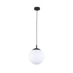 Lampa wisząca Esme D25 z oprawą w kolorze czarnym i białym. Okrągła, matowa kula z białego szkła zawieszona na cienkim czarnym przewodzie. Ujęcie frontalne, lampa wisi na gładkim, czarnym suficie.