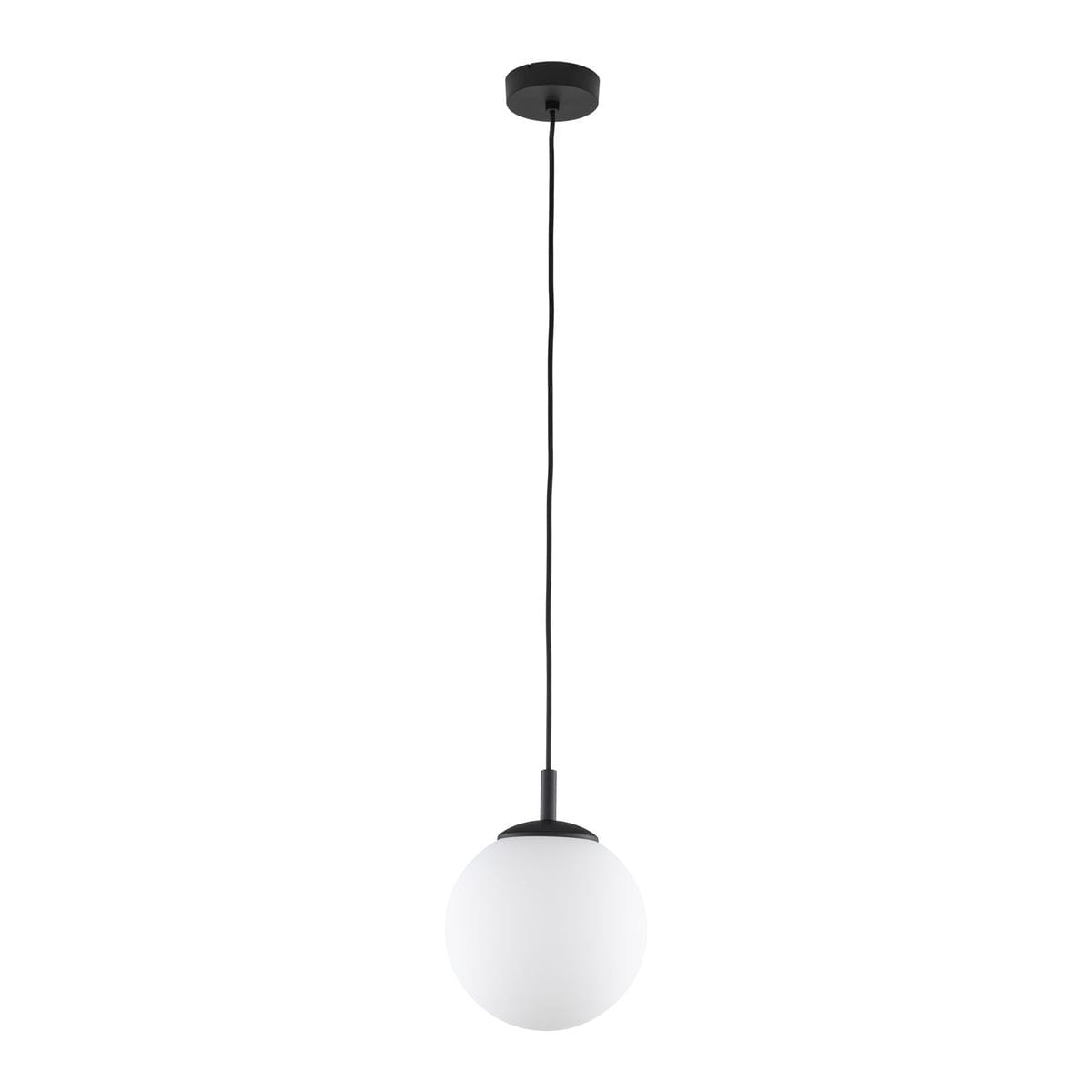 Lampa wisząca Esme D25 z jednym gniazdem E27, w kolorze czarnym i białym. Okrągła, matowa kula wykonana z opalizującego szkła, zwisająca na czarnym przewodzie z sufitu, umieszczona na prostokątnej, czarnej podstawie.