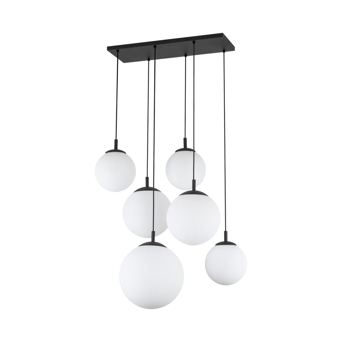 Lampa wisząca Esme z sześcioma białymi kulami na czarnych przewodach, zamontowana na prostokątnej czarnej podstawie. Kule mają różne rozmiary, co nadaje dynamiki. Idealna do nowoczesnych wnętrz.