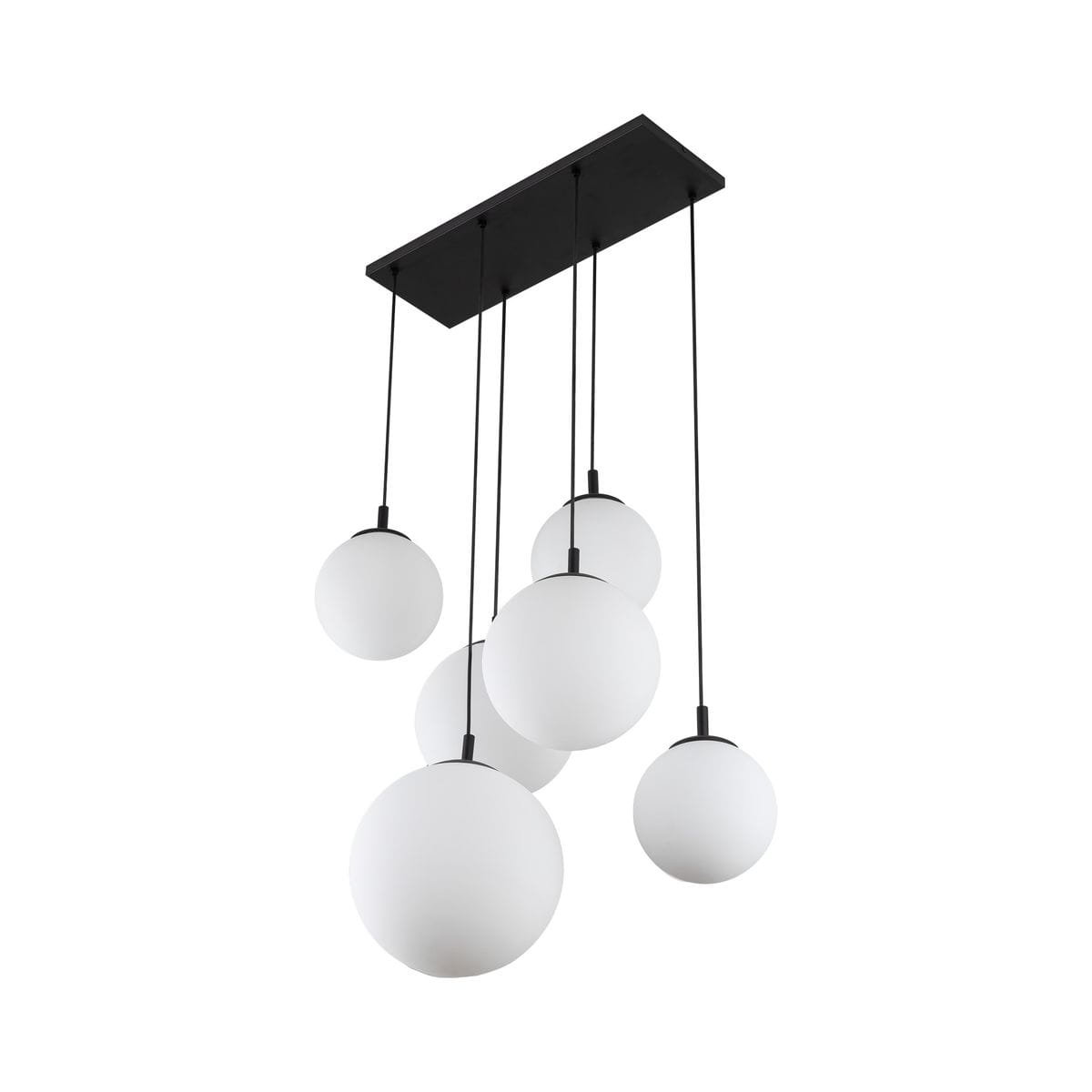 Lampa wisząca Esme z sześcioma białymi kulami z matowego szkła zawieszonymi na czarnych linkach. Płaskie, czarne mocowanie sufitowe. Kule w różnych rozmiarach, tworzące nowoczesny układ. Idealna do przestrzeni mieszkalnych.