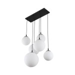 Lampa wisząca Esme z sześcioma białymi kulami z matowego szkła zawieszonymi na czarnych linkach. Płaskie, czarne mocowanie sufitowe. Kule w różnych rozmiarach, tworzące nowoczesny układ. Idealna do przestrzeni mieszkalnych.