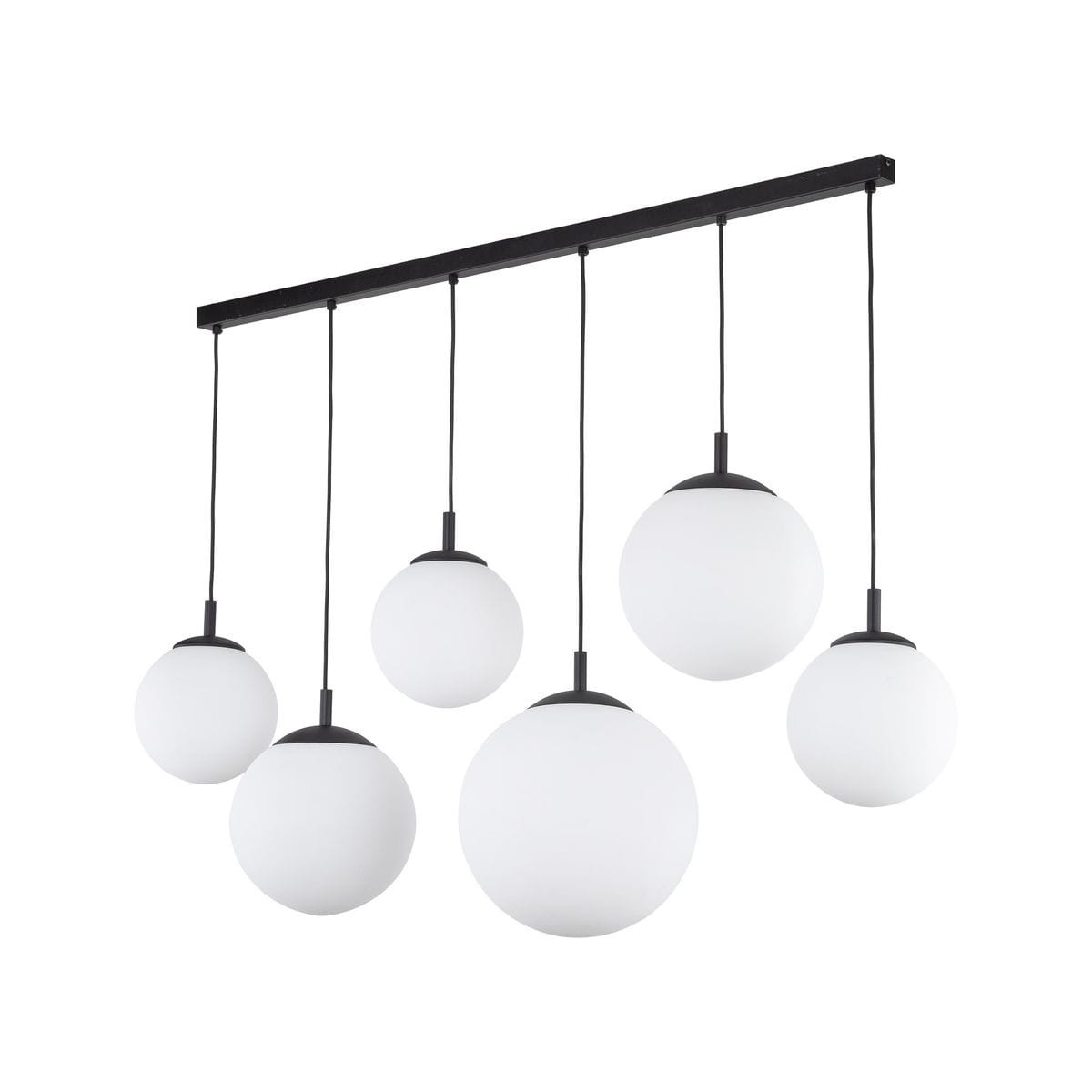 Lampa wisząca Esme z sześcioma kulistymi kloszami, wykonana z białego szkła, zawieszona na czarnej metalowej belce. Klasyczny design, idealna do nowoczesnych wnętrz. Klosze mają różne średnice, co tworzy efektowną kompozycję.