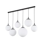 Lampa wisząca Esme z sześcioma kulistymi kloszami, wykonana z białego szkła, zawieszona na czarnej metalowej belce. Klasyczny design, idealna do nowoczesnych wnętrz. Klosze mają różne średnice, co tworzy efektowną kompozycję.