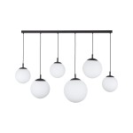 Lampa wisząca Esme z 6 kulistymi kloszami w kolorze białym, zawieszonymi na czarnych przewodach. Klosze mają różne rozmiary, umieszczone na czarnej, prostokątnej podstawie. Produkt idealny do nowoczesnych wnętrz.