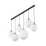 Lampa wisząca Esme z sześcioma białymi kulami szklanymi zawieszonymi na czarnej, prostokątnej ramie. Kule różnej wielkości, zawieszone na czarnych przewodach, tworzą nowoczesny efekt wizualny.
