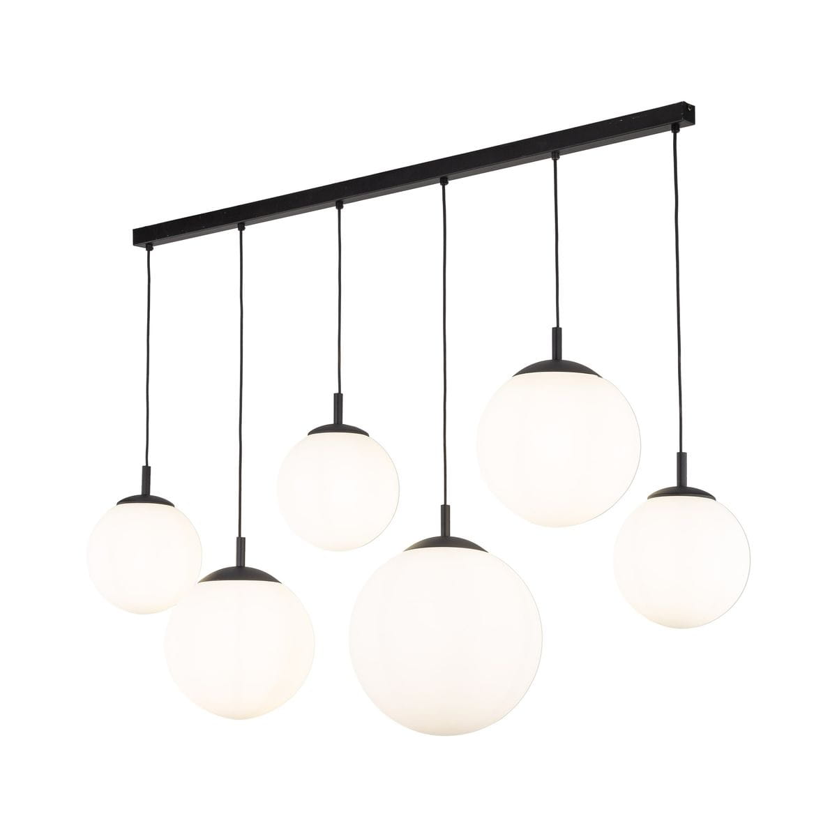Lampa wisząca Esme z sześcioma kulistymi kloszami w kolorze białym, zawieszona na czarnej listwie. Klosze różnej wielkości, z metalowymi elementami u góry, w formie globusów. Wisi na cienkich linkach, tworząc nowoczesny, minimalistyczny wygląd.