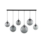 Lampa wisząca Esme z sześcioma kulistymi kloszami w kolorze grafitowym, zawieszona na czarnej belce. Klosze mają przezroczyste, lekko przyciemnione szkło, a każdy z nich mieści żarówkę E27. Całość prezentuje nowoczesny design.