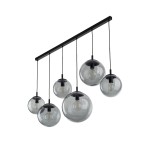 Lampa wisząca Esme z sześcioma kloszami w kształcie kul, wykonana z grafitowego szkła, zawieszona na czarnym stelażu. Klosze różnej wielkości, z widocznymi żarówkami E27, w luźnym układzie.