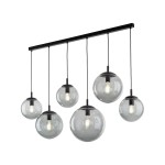 Lampa wisząca Esme z sześcioma oprawami E27 w kolorze czarnym i grafitowym. Szklane klosze w kształcie kul, różnej wielkości, zawieszone na cienkich przewodach. Montaż podwieszany, idealna do nowoczesnych wnętrz.