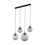 Lampa wisząca Esme z czterema kulistymi kloszami w odcieniu grafitowym, zawieszona na prostokątnej, czarnej podstawie. Klosze wykonane z przezroczystego szkła, w różnych rozmiarach, z widocznymi żarówkami E27.