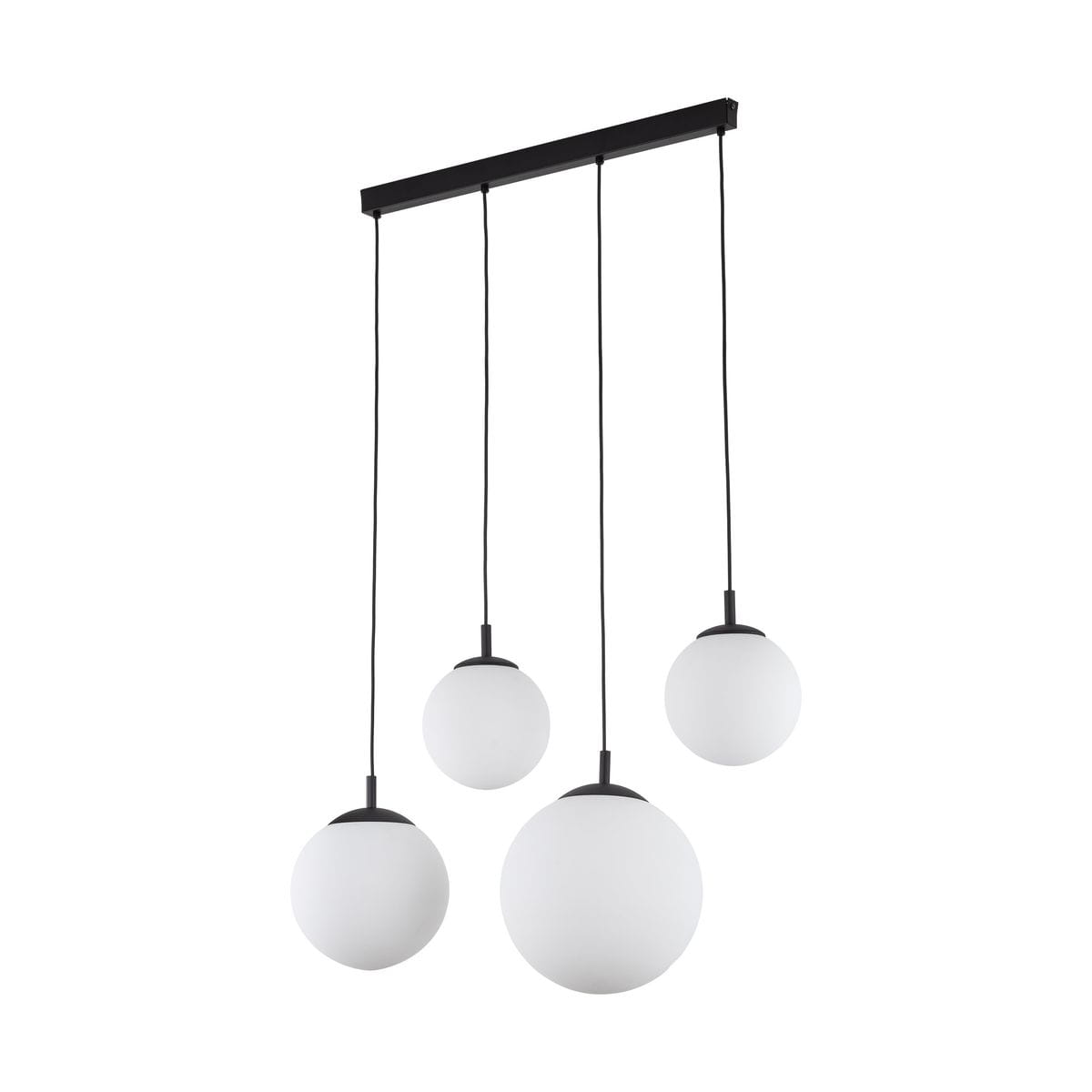 Lampa wisząca Esme z czarnym stelażem, cztery białe szklane kuliste klosze zawieszone na cienkich linkach. Prosty design, idealna do nowoczesnych wnętrz. Klosze o różnych wysokościach, zamontowane na prostokątnej podstawie.