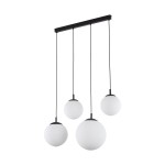 Lampa wisząca Esme z czarnym stelażem, cztery białe szklane kuliste klosze zawieszone na cienkich linkach. Prosty design, idealna do nowoczesnych wnętrz. Klosze o różnych wysokościach, zamontowane na prostokątnej podstawie.