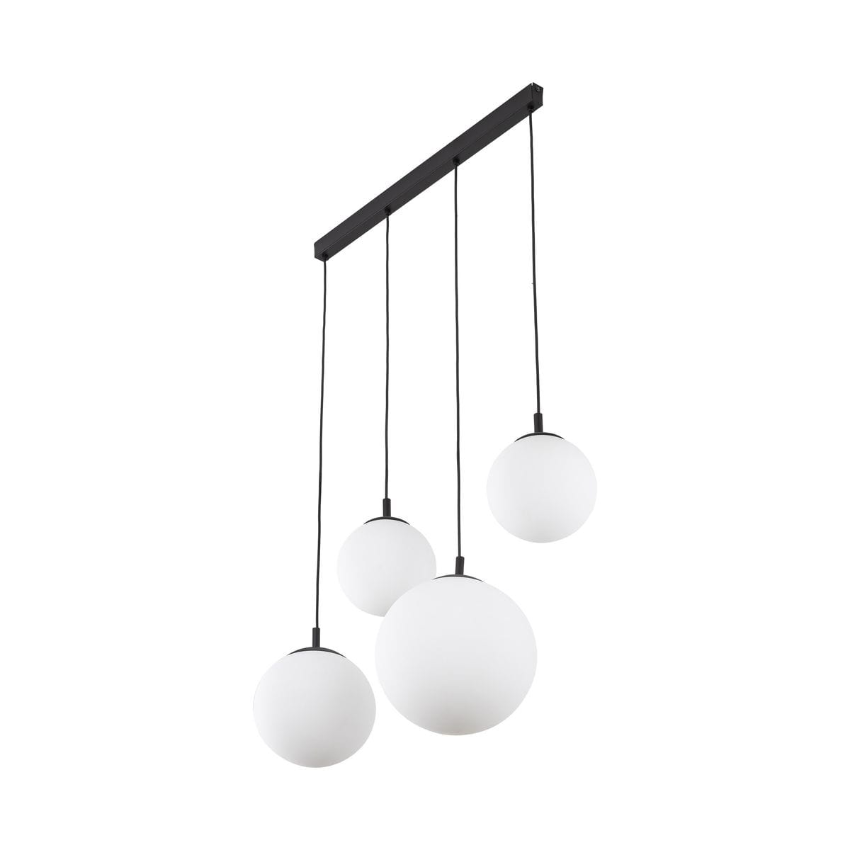 Lampa wisząca Esme z czarnym stelażem i czterema białymi kulami o matowej powierzchni, zawieszona na czarnych przewodach. Kule w różnych rozmiarach, równomiernie rozmieszczone, tworzą nowoczesny efekt świetlny.