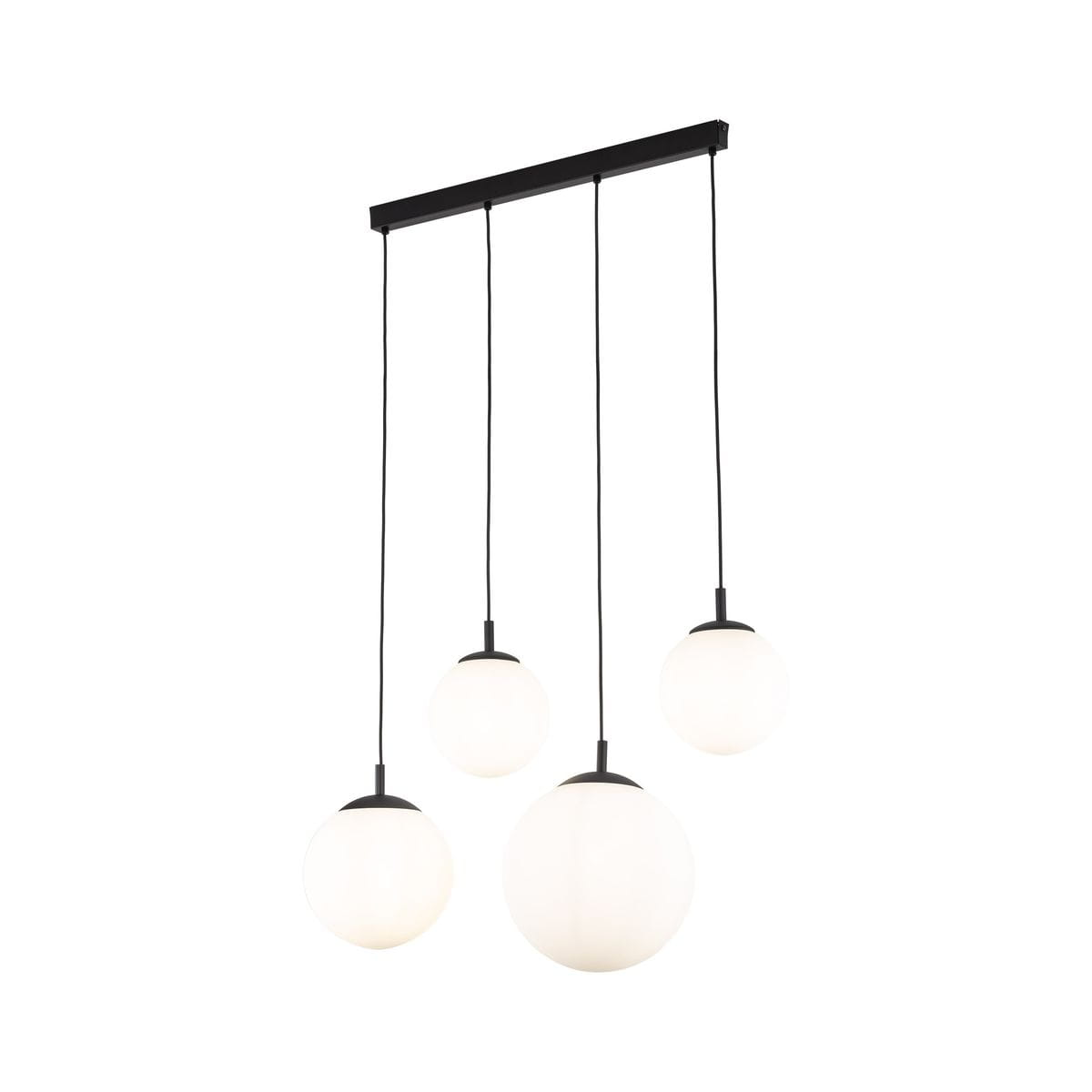 Lampa wisząca Esme z czarnym stelażem, z czterema białymi kulistymi kloszami. Klosze zawieszone na czarnych przewodach, w różnych wysokościach. Idealna do nowoczesnych wnętrz, w minimalistycznym stylu.