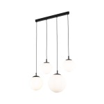 Lampa wisząca Esme z czarnym stelażem, z czterema białymi kulistymi kloszami. Klosze zawieszone na czarnych przewodach, w różnych wysokościach. Idealna do nowoczesnych wnętrz, w minimalistycznym stylu.