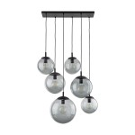 Lampa wisząca Esme z sześcioma kloszami E27 w kolorze czarnym i grafitowym. Klosze w kształcie kul, wykonane z przezroczystego szkła. Ułożona w poziomie, z długimi przewodami, zawieszona na prostokątnej podstawie.