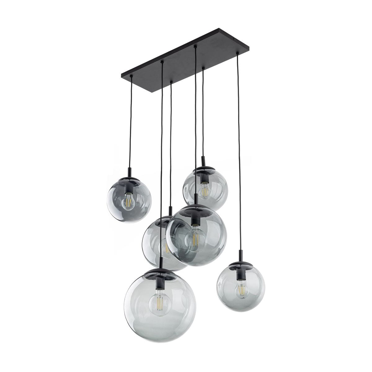 Lampa wisząca Esme z sześcioma kulistymi kloszami, wykonana z przezroczystego szkła w odcieniach czerni i grafitu. Klosze zawieszone na cienkich linkach z metalowym uchwytem, z widocznymi żarówkami E27. Ujęcie frontalne.