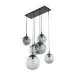 Lampa wisząca Esme z sześcioma kulistymi kloszami, wykonana z przezroczystego szkła w odcieniach czerni i grafitu. Klosze zawieszone na cienkich linkach z metalowym uchwytem, z widocznymi żarówkami E27. Ujęcie frontalne.