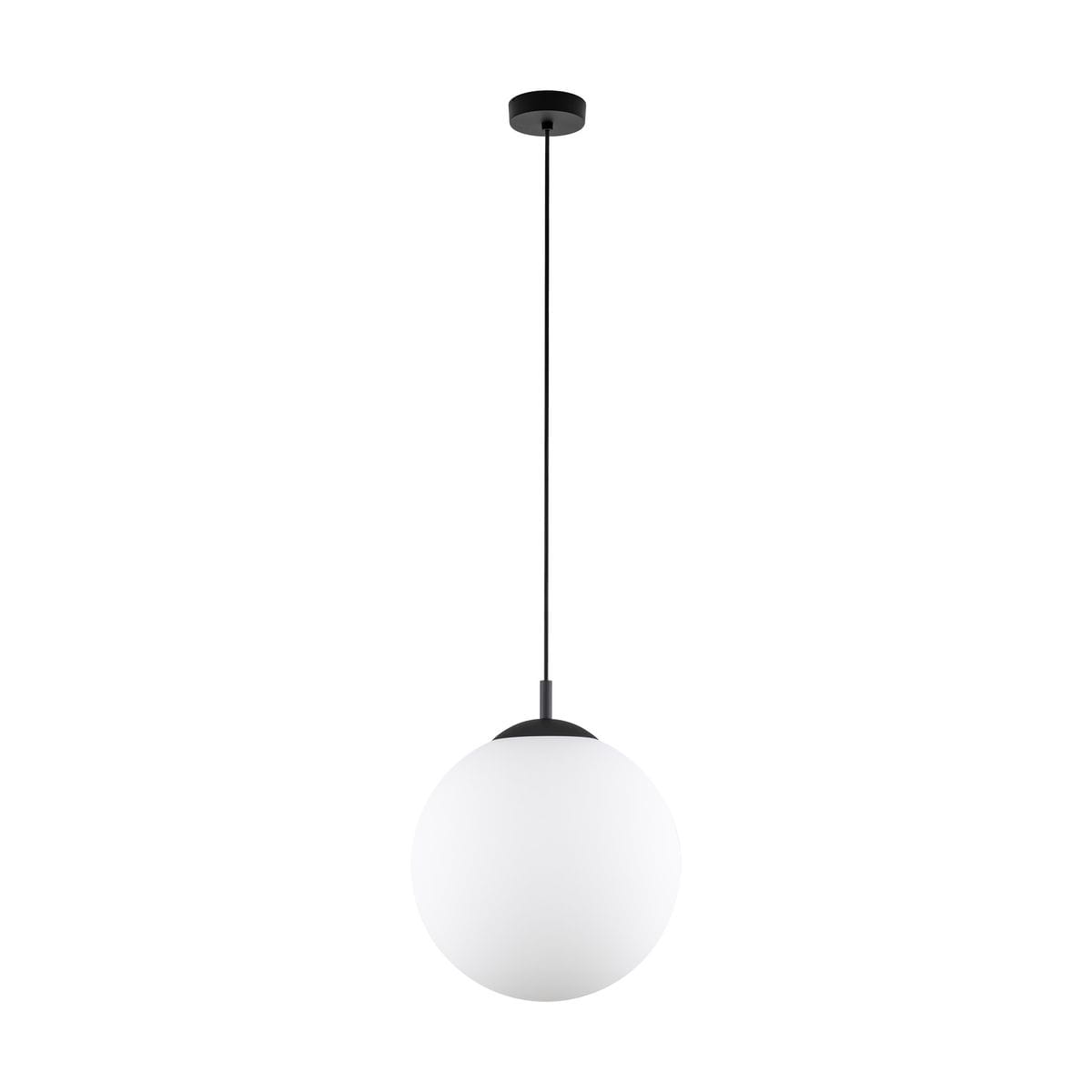 Lampa wisząca Esme D35 z jedną oprawą E27, o okrągłym kształcie, z białym matowym kloszem i czarnym metalowym mocowaniem. Zawieszona na cienkim czarnym przewodzie, prezentuje minimalistyczny design na białym tle.