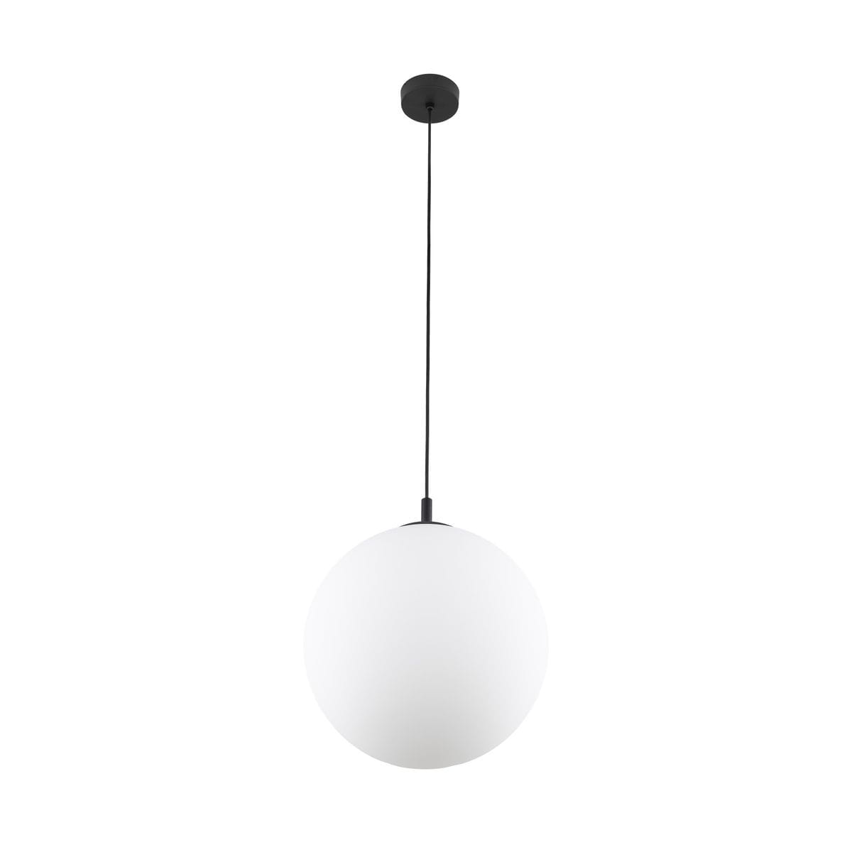Lampa wisząca Esme D35 z białym, okrągłym kloszem i czarnym mocowaniem. Zawieszona na cienkim czarnym przewodzie, doskonale nadaje się do nowoczesnych wnętrz. Klosz wykonany z matowego materiału. Wymaga żarówki E27.