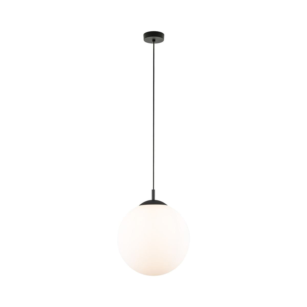 Lampa wisząca Esme D35 z pojedynczym źródłem światła E27, z czarnym metalowym mocowaniem i białą, okrągłą kloszem z matowego szkła. Zawieszona na cienkim przewodzie, prezentuje minimalistyczny styl.