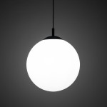 Lampa wisząca Esme D35 o kulistym kształcie, w kolorze białym z czarnym uchwytem. Zawieszona na cienkim kablu, emitująca miękkie światło. Idealna do nowoczesnych wnętrz, na jednolitym, ciemnym tle.