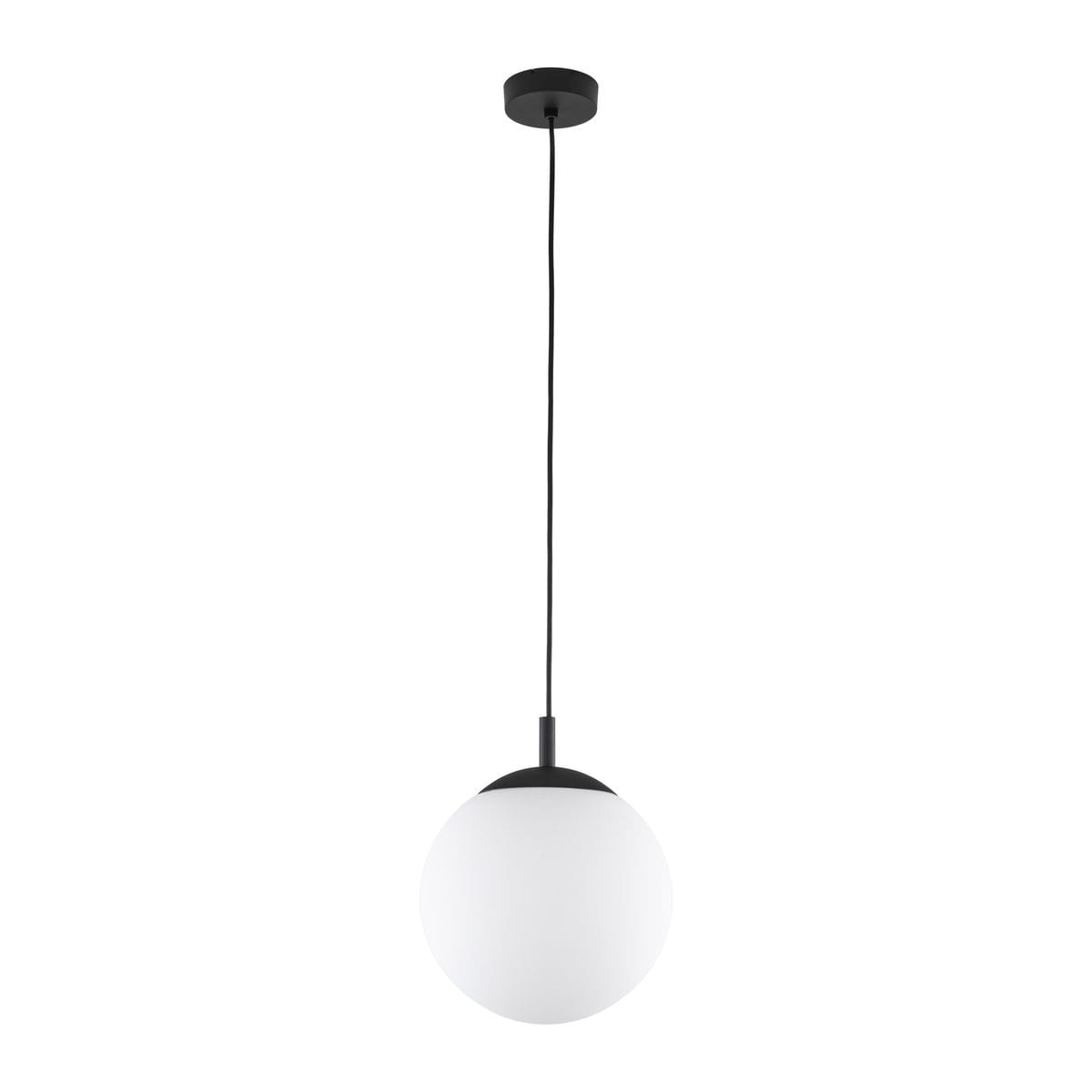 Lampa wisząca Esme D30 z okrągłym kloszem w białym kolorze, zawieszona na czarnym przewodzie. Metalowy, czarny element mocujący u góry. Prosty, nowoczesny design idealny do aranżacji wnętrz.
