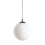 Lampa wisząca Esme D30 z pojedynczym gniazdem E27, w kształcie dużej, białej kuli z matowego szkła, zawieszona na czarnym kablu. Metalowy czarny uchwyt u góry. Idealna do nowoczesnych wnętrz.
