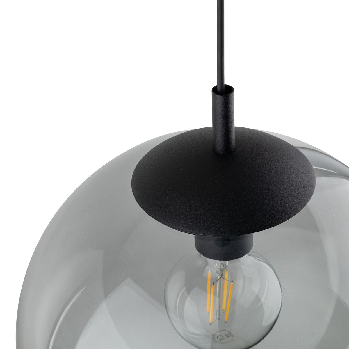 Lampa wisząca Esme D35 z czarnym, matowym mocowaniem i szklaną, grafitową kopułą. Widoczny gwint E27 z żarówką, która ma cztery widoczne włókna. Ujęcie z góry, ukazujące detale konstrukcji i materiałów.