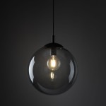 Lampa wisząca Esme D35 z czarnym/grafitowym wykończeniem, z przezroczystą kulistą kloszem. Ujęcie z dołu, ukazujące źródło światła E27 wewnątrz klosza. Prosta konstrukcja, zawieszona na cienkim przewodzie, z ciemnym tłem.