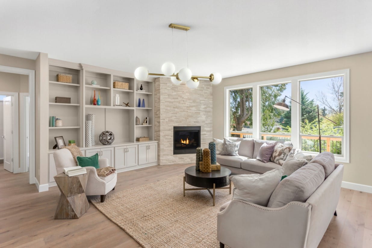 Złota lampa wisząca Bali z sześcioma oprawkami E27, zawieszona na cienkim przewodzie, w nowoczesnym stylu. Okrągłe białe klosze w minimalistycznej aranżacji, idealna do przestronnych wnętrz.