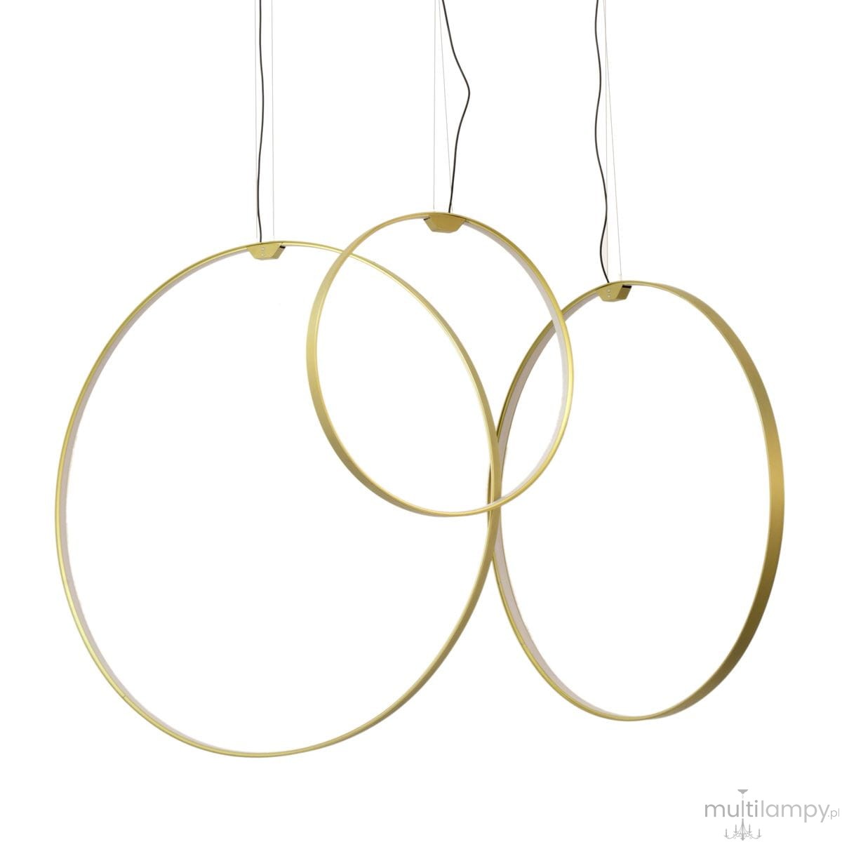 Lampa wisząca Acirculo D74 z trzema złotymi okręgami, wykonana z metalu, zawieszona na cienkich linkach. Okręgi mają różne średnice, co tworzy nowoczesny, minimalistyczny design. Produkt przeznaczony do oświetlenia wnętrz.
