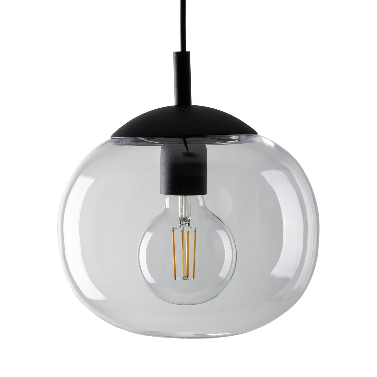 Lampa wisząca Vibe D25 z czarnym metalowym elementem u góry i transparentnym kloszem w kształcie kuli. Widoczna żarówka E27 z widocznymi żarnikami. Zawieszona na cienkim przewodzie, w lekkim zbliżeniu, na białym tle.