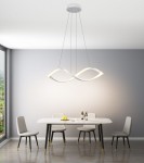Lampa wisząca Aviano w kolorze białym z jedną diodą LED o mocy 52W, zawieszona na cienkich linkach. Posiada nowoczesny kształt w formie fali, oświetlająca stół w jasnym wnętrzu z szarymi krzesłami i stołem.