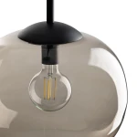 Lampa wisząca Vibe D20 z czarnym stelażem i topazowym kloszem. Widoczna żarówka E27 z widocznymi ciepłymi włóknami. Klosz okrągły, półprzezroczysty, z gładką powierzchnią, zawieszony na cienkim przewodzie.