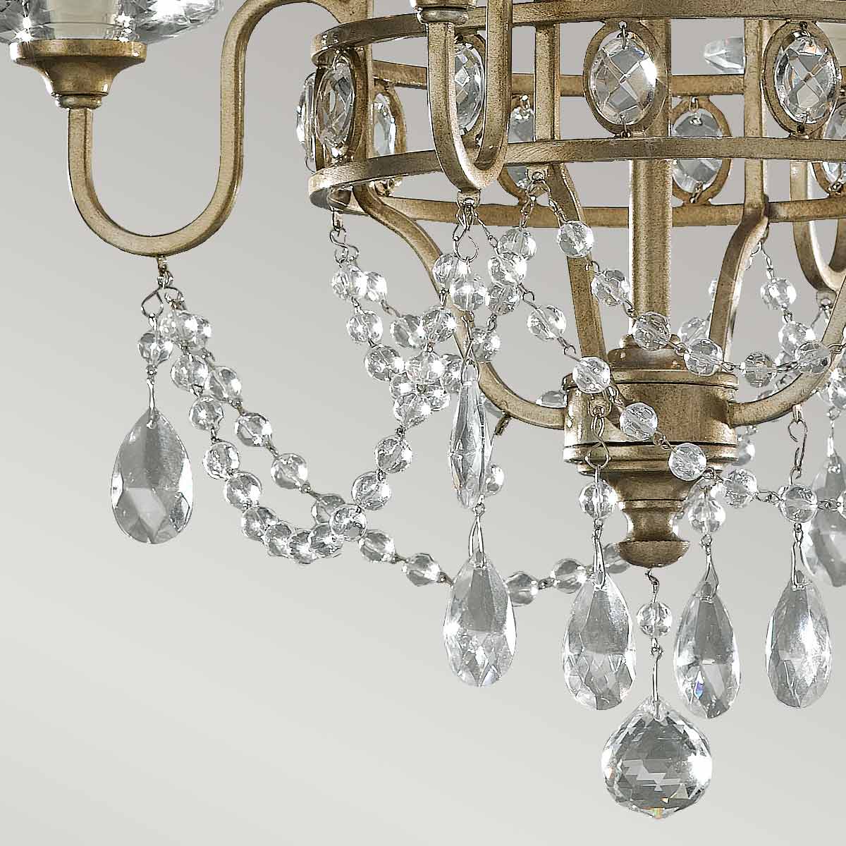 Lampa wisząca Gianna w postarzanym srebrze, wyposażona w łańcuchy z przezroczystych kryształów i długie, zwisające krople. Widok z bliska na detal zdobień oraz strukturę metalu. Nowoczesny design, idealna do eleganckich wnętrz.