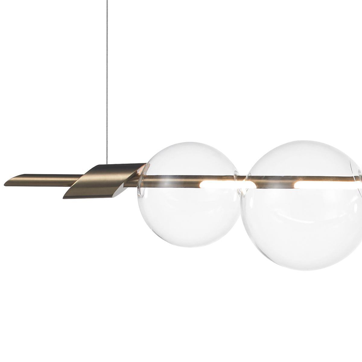 Lampa wisząca Amore z jedną żarówką LED o mocy 12W, w kolorze złotym. Posiada dwa przezroczyste klosze w kształcie kul oraz metalowy detal w formie prostokątnej podstawy, zawieszona na cienkim przewodzie.