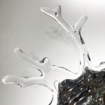 Lampa sufitowa Aqua D65 w kolorze chromu, z jedną diodą LED 9W. Design przypominający organiczne kształty, z przezroczystymi, falistymi elementami. Widok z góry, eksponujący detale i teksturę klosza.