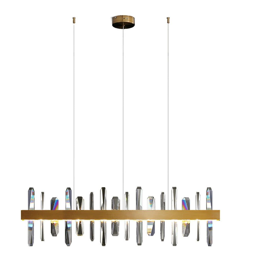 Lampa wisząca Arctic w kolorze złotym szczotkowanym, z dwoma źródłami LED o mocy 52W. Posiada prostokątną, złotą podstawę z przezroczystymi kryształami w różnych kształtach, zawieszona na cienkich linkach. Idealna do nowoczesnych wnętrz.