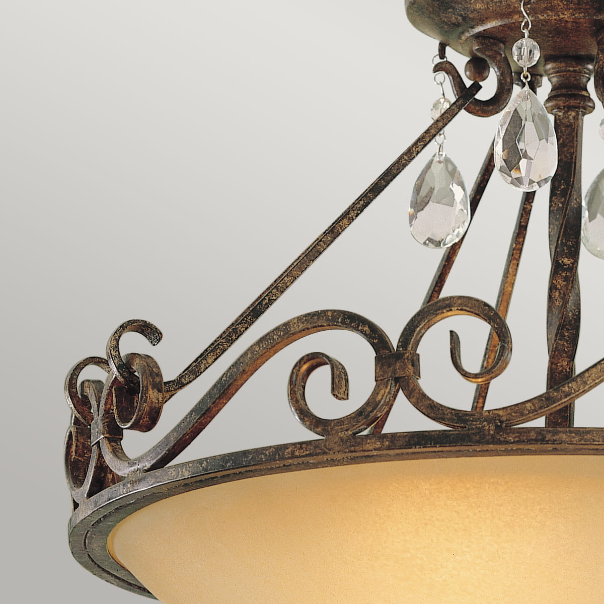 Lampa sufitowa Chateau w brązowym, postarzanym wykończeniu, z dekoracyjnymi kryształkami i metalową konstrukcją. Widok z góry, z bliska, ukazujący szczegóły zdobień oraz matowy klosz. Idealna do klasycznych aranżacji wnętrz.