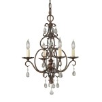 Lampa wisząca Chateau w kolorze brązu postarzanym, z 4 ramionami na żarówki E14. Ozdobiona kryształowymi zwisami i dekoracyjnymi elementami metalowymi. Ujęcie frontalne, zawieszona na łańcuchu, z eleganckim kształtem i finezyjnymi detalami.