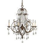Lampa wisząca Chateau w brązowym, postarzanym wykończeniu z sześcioma gniazdami E14. Posiada eleganckie, zakrzywione ramiona oraz wiszące kryształowe elementy, które dodają blasku. Ujęcie z góry, ukazujące detale konstrukcji i dekoracje.