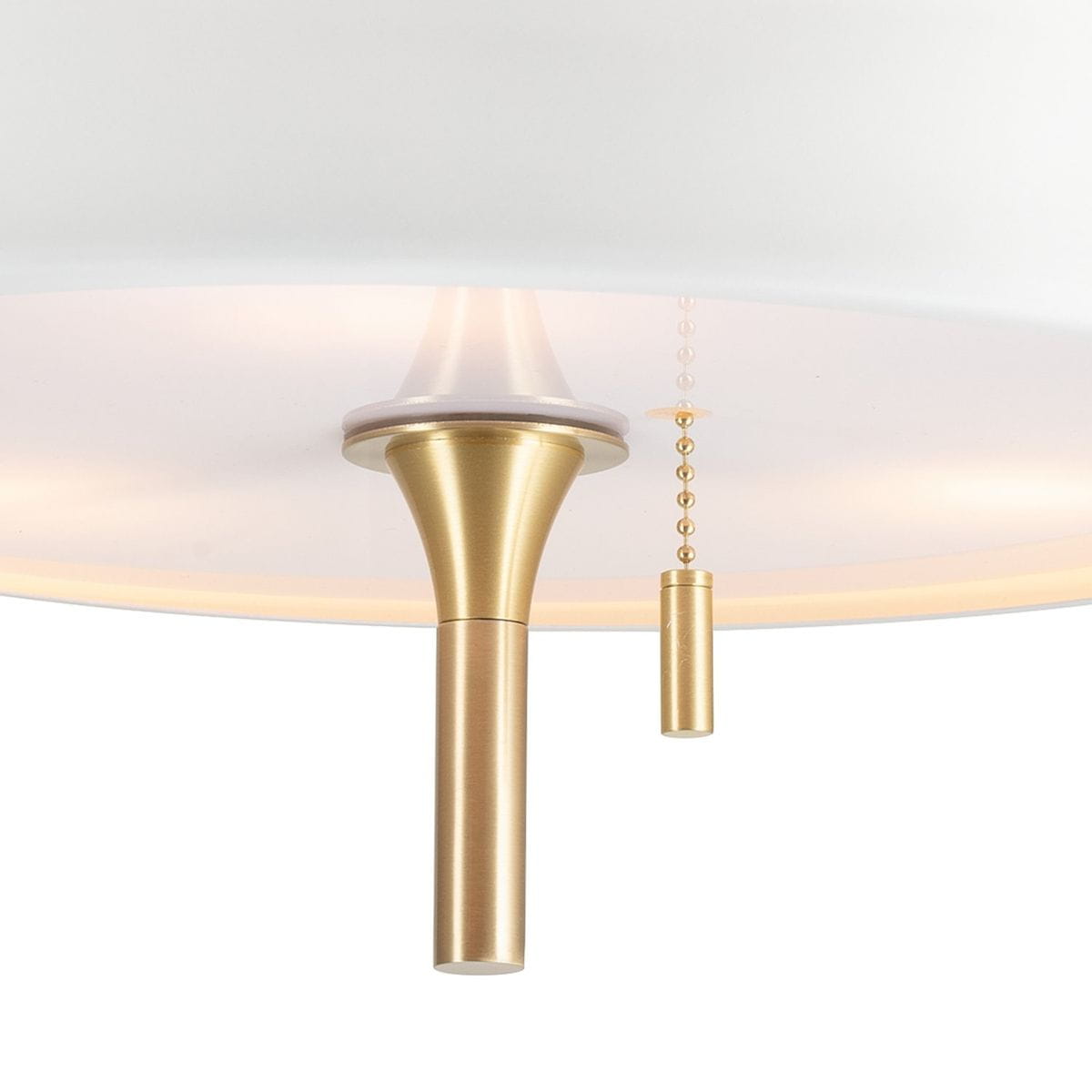 Lampa wisząca Artdeco 3xE14 w kolorze złotym szczotkowanym i białym. Widoczny detal: złoty uchwyt z kulką na łańcuszku. Kształt okrągły, z matowym kloszem oraz eleganckim wykończeniem. Produkt zawieszony, zbliżenie na elementy konstrukcyjne.