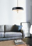 Lampa wisząca Artdeco 3xE14 w kolorze złotego szczotkowanego i czarnym, z okrągłym kloszem, zawieszona nad szarym, tapicerowanym kanapą w nowoczesnym wnętrzu. Widoczny stół z książką i elementy dekoracyjne w tle.