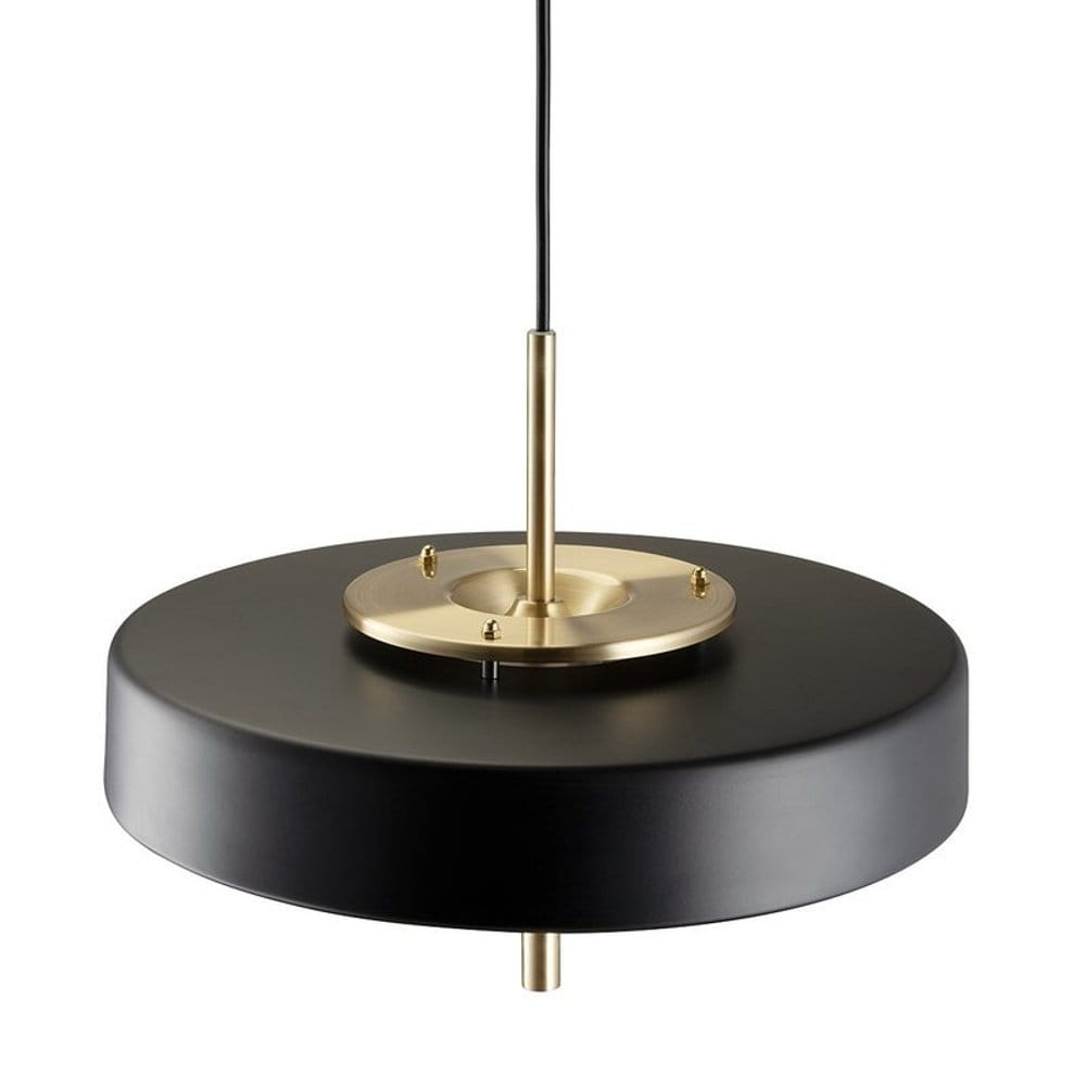Lampa wisząca Artdeco z trzema gniazdami E14, w kolorze złotego szczotkowanego i czarnym. Okrągła, matowa podstawa z metalicznym elementem w złotym kolorze, zawieszona na czarnym przewodzie. Prosty, nowoczesny design.